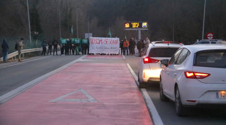 El tall de trànsit que va tenir lloc ahir a la C-17 a Ripoll. ACN