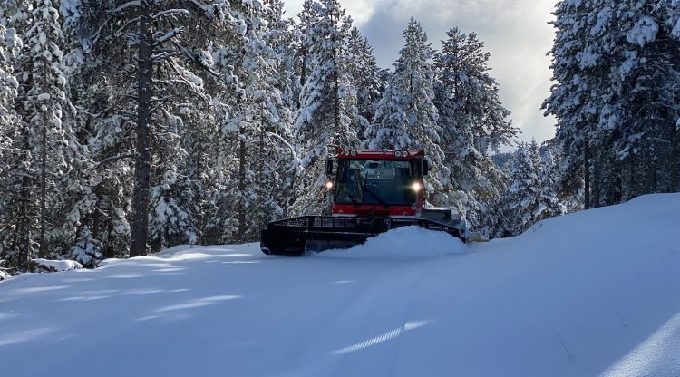 Una màquina trepitjant la neu per un dels circuits d'esquí de fons de l'estació de nòrdic de Tuixent - la Vansa. ACN