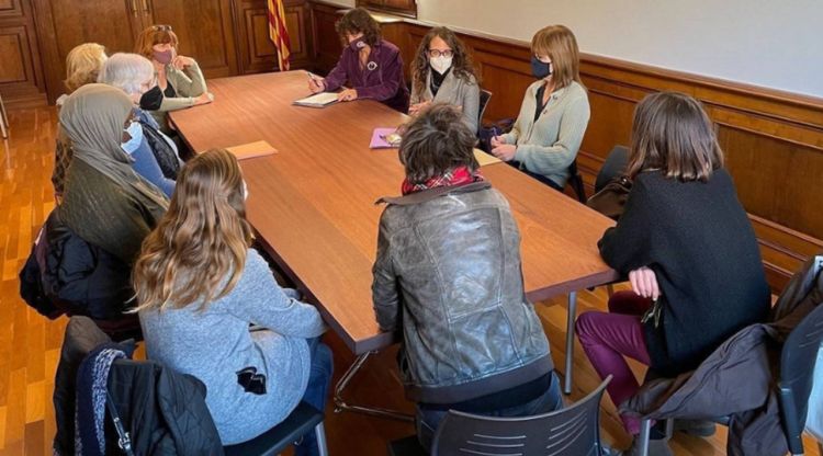 La consellera d'Igualtat i Feminismes, Tània Verge, reunida amb entitats i representants institucionals del Consell Comarcal del Baix Empordà