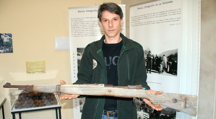 Lluís Bassaganya mostra una escopeta de la Retirada que és propietat de l'Ajuntament de Camprodon. ACN