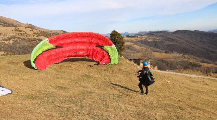 Un volador desplegant el parapent a la zona d'Ogassa. ACN