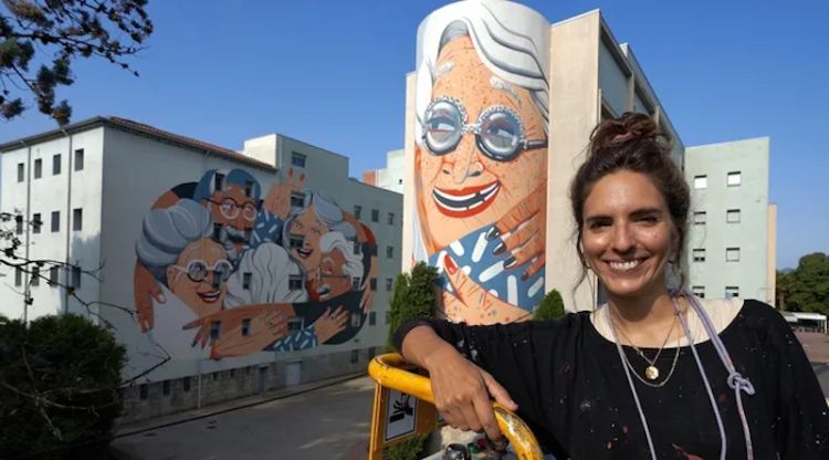 L'artista Marina Capdevila davant del mural d'homenatge als avis a la Residència Puig d'en Roca de Girona