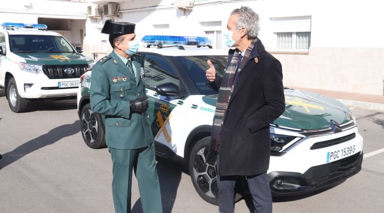 El tinent coronel cap de la Comandància de la Guàrdia Civil de Girona, Anton Vives, ensenya al subdelegat del govern espanyol, Albert Bramon, els nous vehicles. ACN