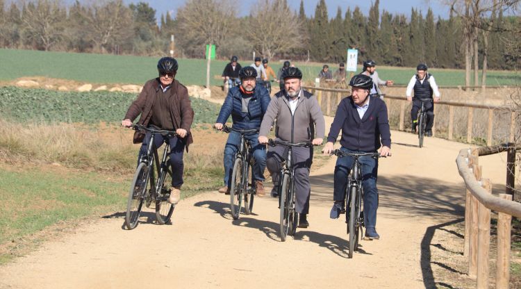 El president de la Diputació de Girona, Miquel Noguer, pedalant per la via verda del Tren Pinxo a Fontcoberta, amb altres alcaldes de la comarca. ACN
