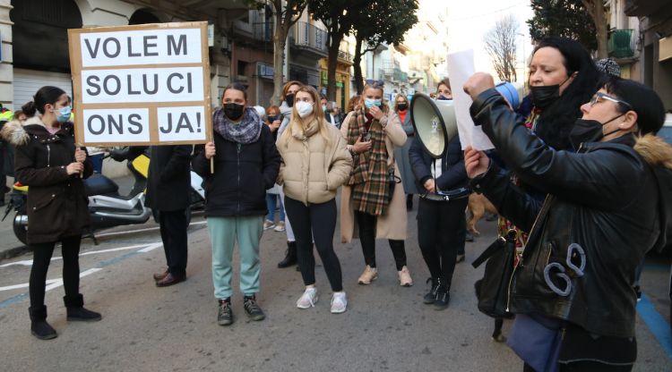 Els manifestants davant la seu del Consell Comarcal de l'Alt Empordà, tallant el trànsit. ACN