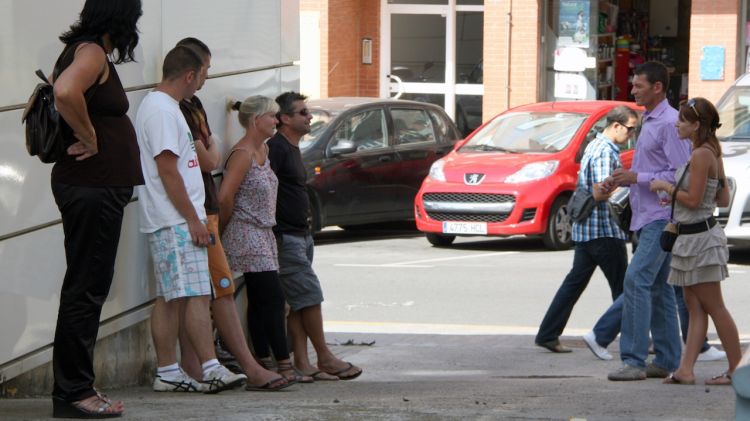 Amics i familiars dels detinguts es concentren a les portes del jutjat de Blanes © ACN