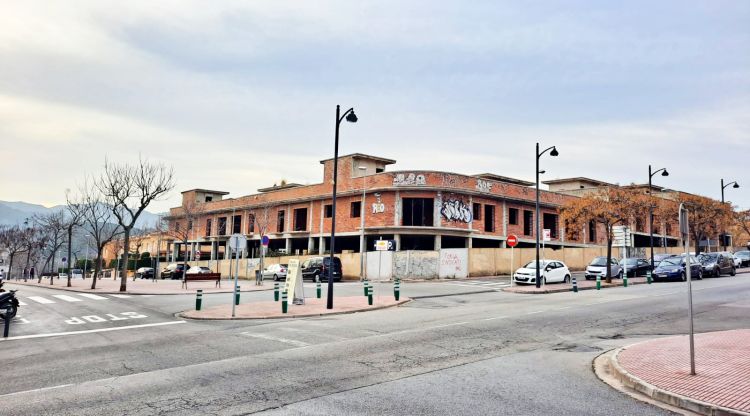L'edfici que serà enderrocat per acollir un nou supermercat
