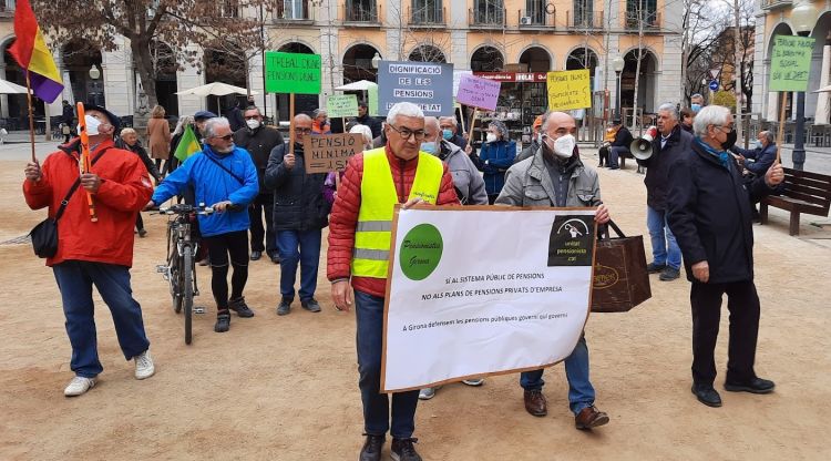 Els Pensionistes de Girona manifestant-se a plaça de la Independència, ahir