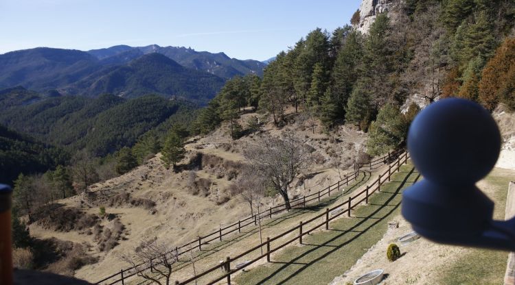 Una càmera a Gombrèn amb el paisatge del Berguedà de fons. ACN