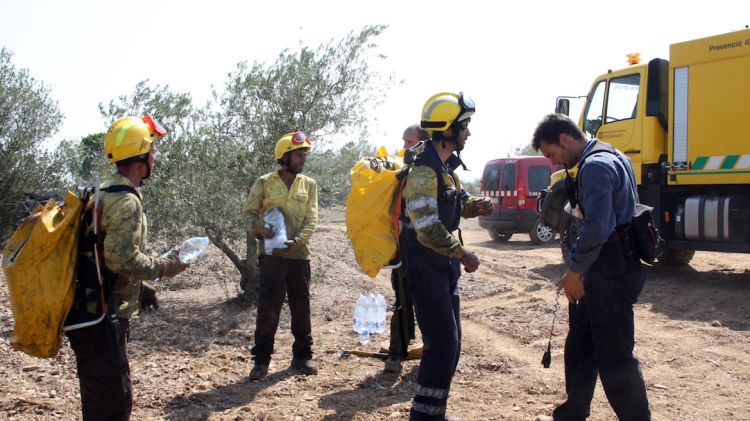 Els bombers es preparen per tornar a primera línia de treball, aquest dissabte a Rabós © ACN