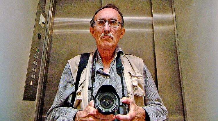 Autoretrat de Jordi Soler en un ascensor. Viquipèdia