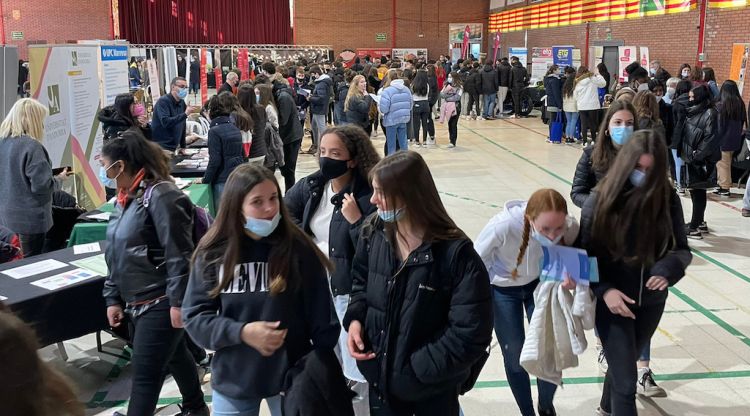 Assistents de la fira educativa Univers Jove de Ripoll