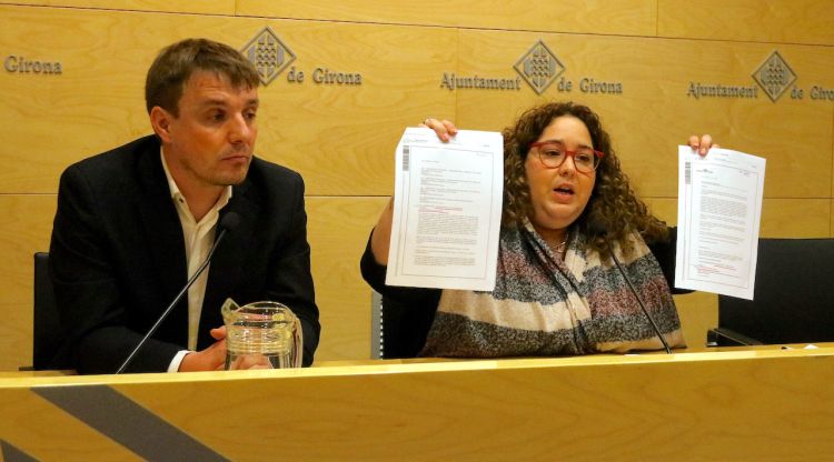 La regidora Míriam Pujola exhibeix els acords de ple per subratllar que ara cobra 300 euros menys que al 2019. ACN