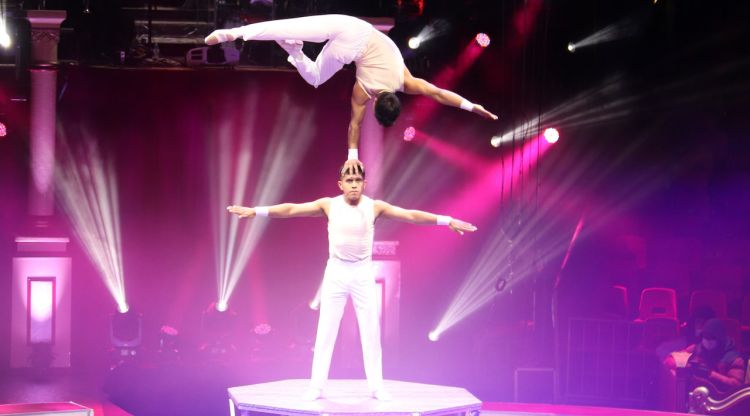 Els Hermanos Latino de Mèxic fent un número de mà a mà durant l'espectacle blau del Festival Internacional del Circ de Girona. ACN