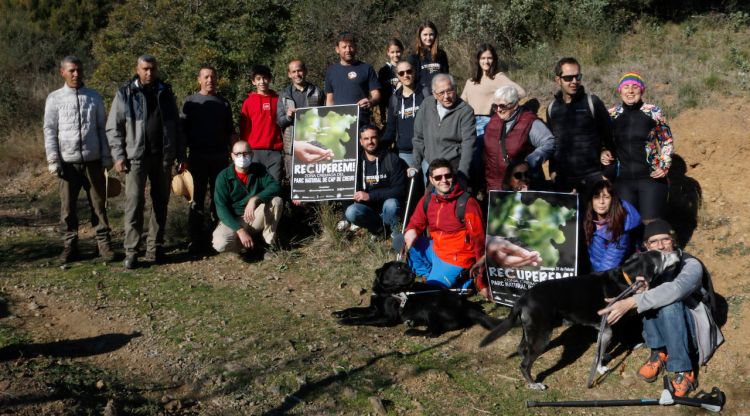 Els participants de la jornada de recuperació del cap de Creus amb els responsables del parc. ACN