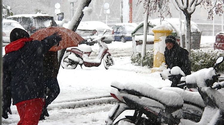 Dos nens jugant ahir amb la neu dels carrers de Girona © ACN