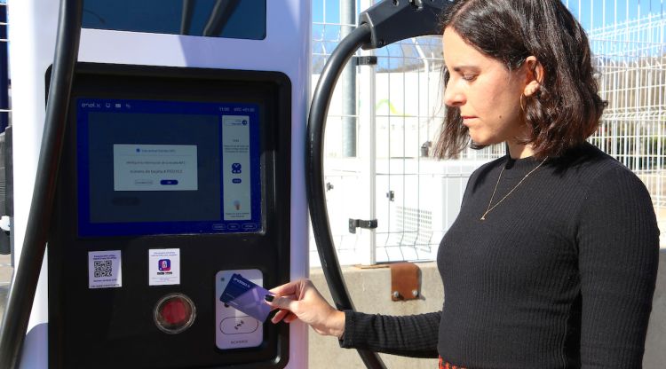 Una recàrrega a través de la tarjeta d'Endesa a l'estació d'Andamur. ACN