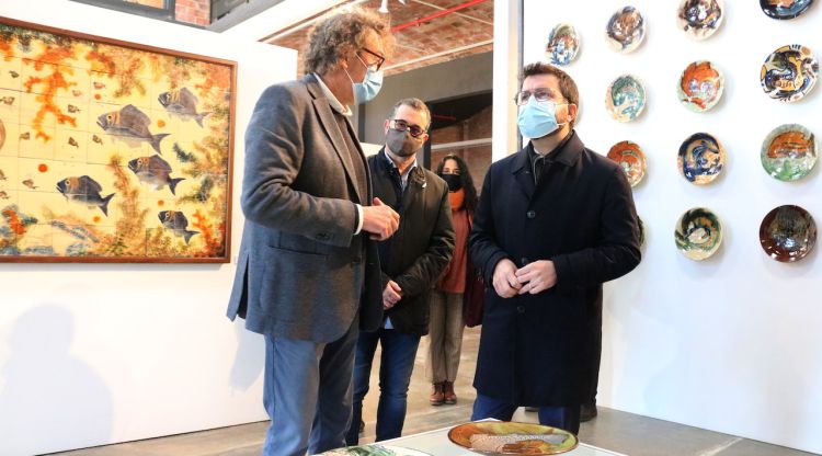 El president de la Generalitat, Pere Aragonès, durant la visita al museu Terracota de la Bisbal d'Empordà. ACN