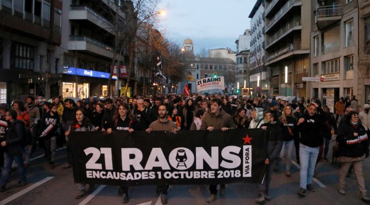 Imatge de la capçalera de la manifestació d'aquest dissabte al pas per Gran via Jaume I. ACN