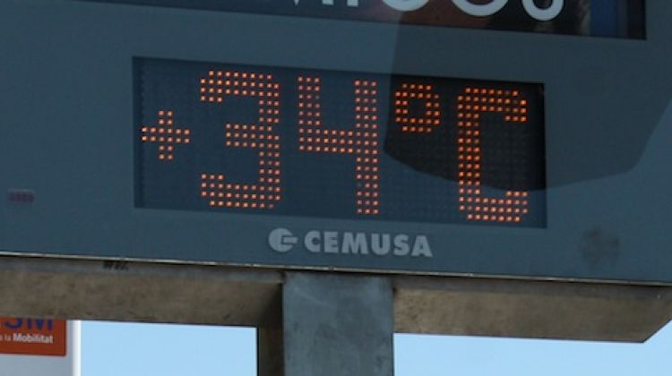 Un termòmetre del Port Vell marcava 34 graus ahir al migdia © ACN