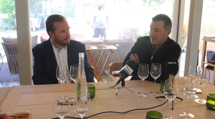 El sommelier Josep Roca amb un dels responsables de Papers de Vi en la presentació d''El llibre dels vins' d'Arnau de Vilanova. ACN