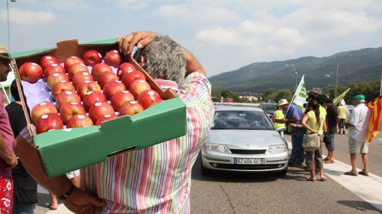 Han repartit informació i fruita a la frontera © ACN