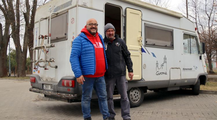 En Sisu i en Robert, aquest diumenge a Przemysl davant l'autocaravana, a punt per emprendre el camí de retorn a Catalunya amb cinc refugiats. ACN