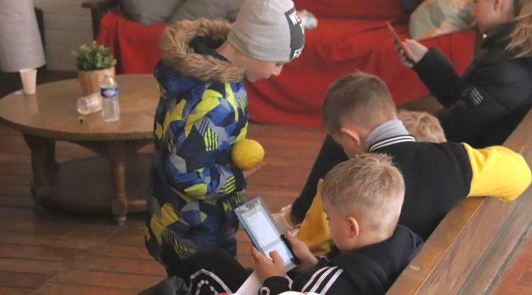 Diversos infants refugiats jugant en la sala d'estar de la casa de colònies de Sallent. ACN