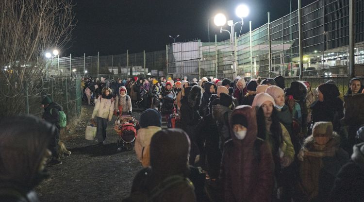 Una munió de persones a la frontera d'Ucraïna, al municipi de Shehyni, abans d'arribar a l'encreuament per passar a Polònia. ACN