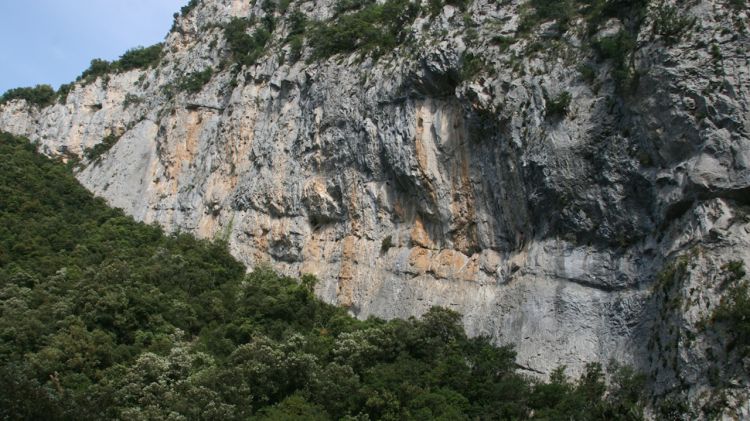 L'escalador feia ràpel a la Cova del Bisbe de Sadernes © AG