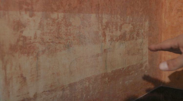 Un altre grafit amb una dona estirada localitzat a la mateixa habitació. ACN