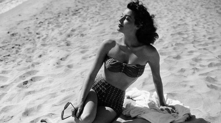 L'actriu nord-americana, Ava Gardner, a la platja de Tossa de Mar en el rodatge de 'Pandora and the flying Dutchman' (1951)