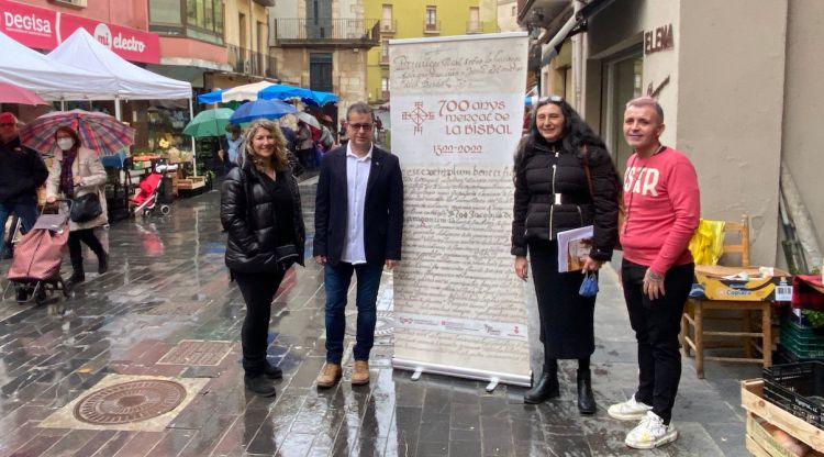 L'alcalde de la Bisbal, Enric Marquès, amb altres autoritats durant la presentació del 700 aniversari del mercat