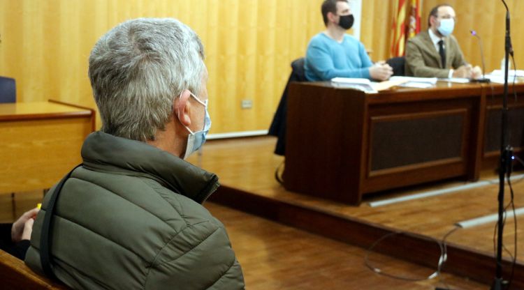Pla curt del principal sospitós del doble crim de Susqueda assegut a la banqueta dels acusats del Jutjat Penal 1 de Girona. ACN