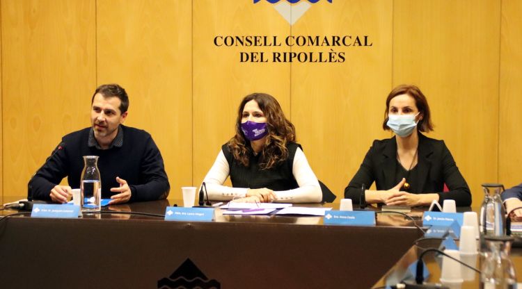 D'esquerra a dreta: Joaquim Colomer, (president del Consell Comarcal del Ripollès), Laura Vilagrà (consellera de la Presidència) i Anna Caula (secretaria general de l'Esport). ACN
