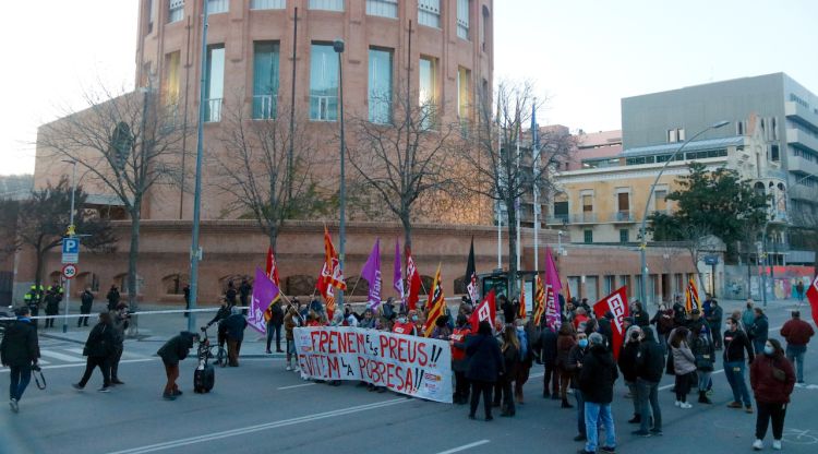 La concentració tallant l'avinguda Jaume I de Girona davant l'edifici de la Subdelegació. ACN