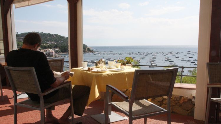 Uns turistes gaudeixen de les vistes des del seu hotel de Calella de Palafrugell © ACN