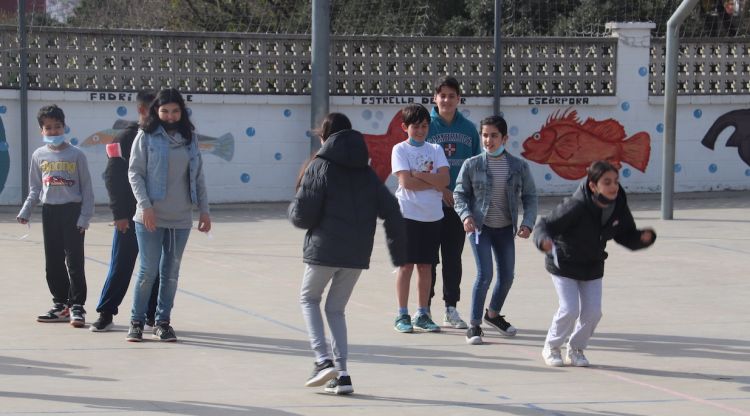 Alumnes de sisè de primària de l'escola Mossèn Joan Batlle de Blanes corrent al pati mentre fan relleus. ACN