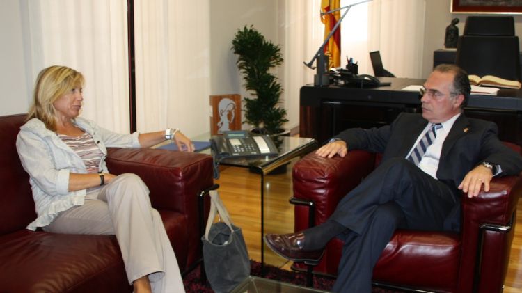 Joana Ortega ahir amb el president de la Diputació de Girona, Jaume Torramadé © ACN