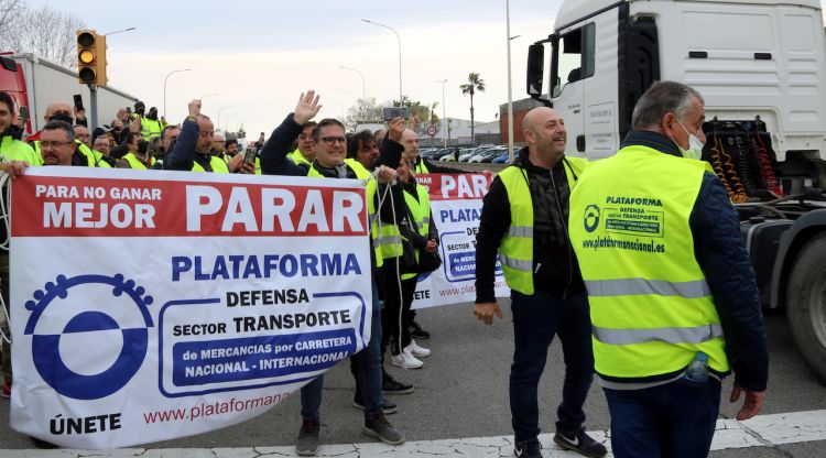 Transportistes amb pancartes a la Zona Franca. ACN