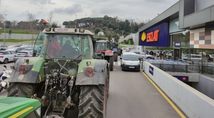 La cua de tractors entrant a l'aparcament d'un supermercat de Girona. ACN