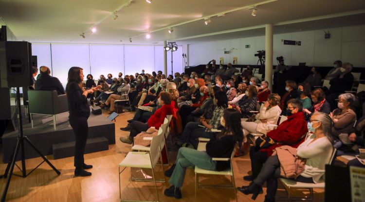 Una de les converses que han tingut lloc a la biblioteca Carles Rahola de Girona
