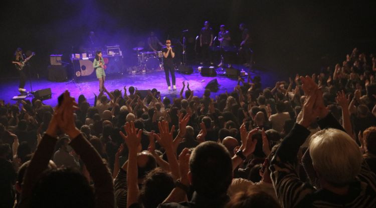 Públic dempeus al concert de Delafé y las Flores Azules al festival Strenes de Girona. ACN