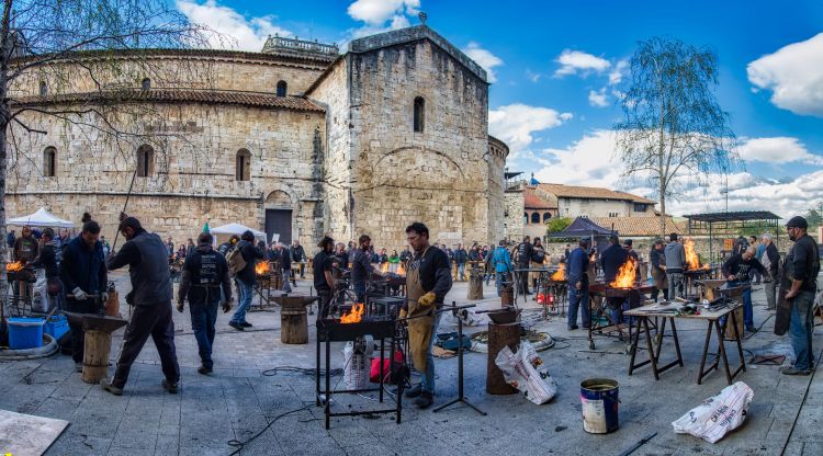 Els artesans al claustre del monestir de Sant Pere, dissabte. Vadó Buch Castañer