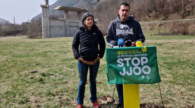 Bernat Lavaquiol, un dels portaveus de la Plataforma Stop JJOO, fent una roda de premsa a Espui, la Vall Fosca. ACN