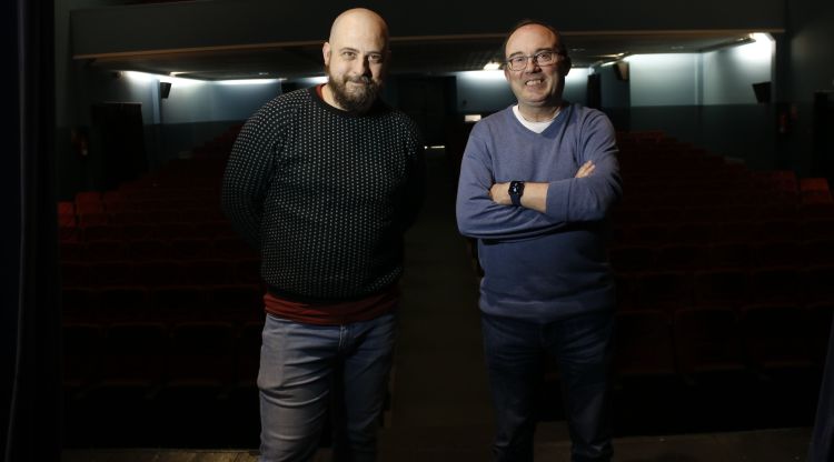D'esquerra a dreta, Jordi Pérez (director) i Ramon Verdaguer (pacient i actor) al Teatre Comtal de Ripoll. ACN