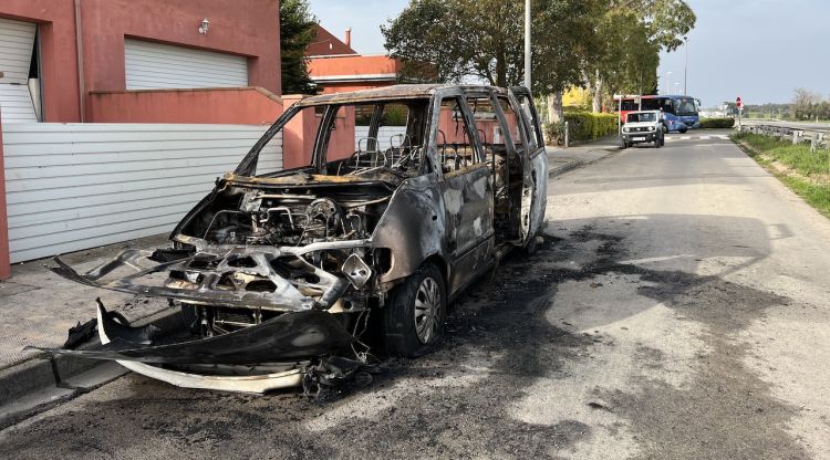 El vehicle incendiat. Artesa Fèlix