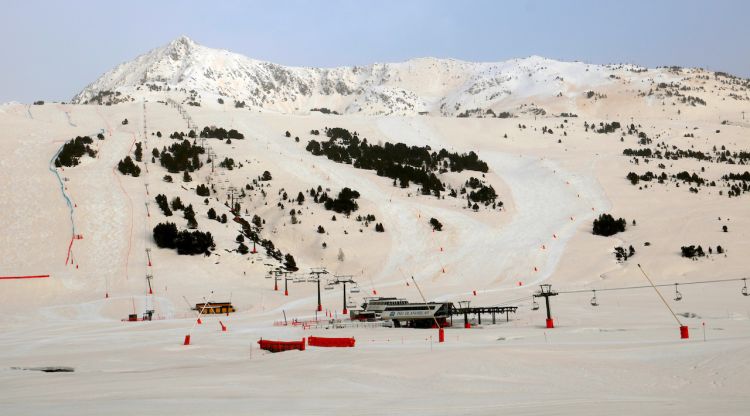 La zona de Beret, de l'estació aranesa de Baqueira Beret, tenyida de marró per la pols sahariana (arxiu). ACN