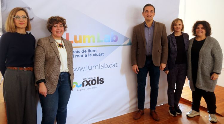 La regidora de Cultura, Núria Cucharero; l'alcalde de Sant Feliu de Guíxols, Carles Motas, i les impulsores i responsables del nou festival LumLab. ACN
