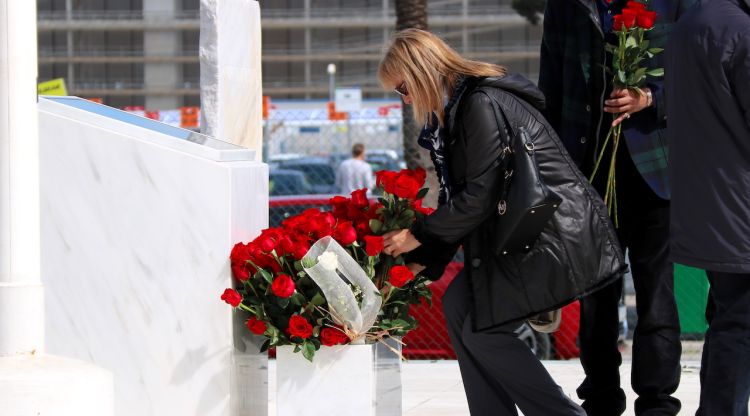 Una afectada per la tragèdia de Germanwings deixant una rosa al monument de la T2 del Prat, durant l'acte d'homenatge el 2017. ACN